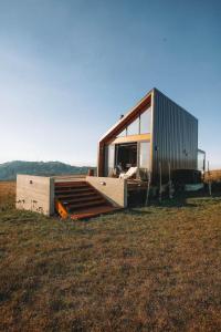 Soular Lodge e Fazenda في ساو فرانسيسكو دي باولا: منزل صغير جالس فوق ميدان