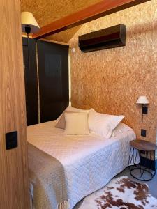 Un pequeño dormitorio con una cama con aversión en Soular Lodge e Fazenda, en São Francisco de Paula