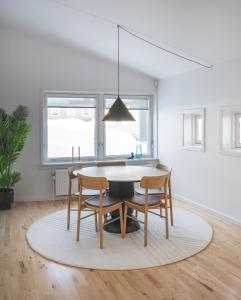 jadalnia ze stołem i krzesłami na dywanie w obiekcie The Black House Tuapannguit 48 w mieście Nuuk