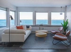 ein Wohnzimmer mit einem Sofa und einem Tisch in der Unterkunft The Black House Tuapannguit 48 in Nuuk