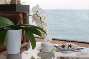 a table with a plate of cupcakes and a plant at Villa Azur in Villeneuve-Loubet