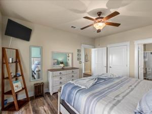 1 dormitorio con 1 cama y ventilador de techo en The Perfect Bay-Front Destination, en Galveston