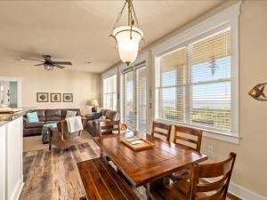 sala de estar con mesa de madera y sofá en The Perfect Bay-Front Destination, en Galveston