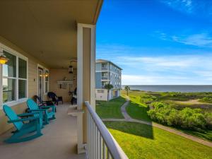 un balcón de una casa con vistas al océano en The Perfect Bay-Front Destination, en Galveston