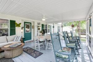 - une terrasse couverte avec des chaises, un canapé et une table dans l'établissement Lake Marion Home Kayaks, Dock, Waterfront Fun!, à Summerton