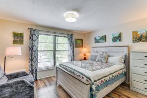 une chambre avec un lit et une fenêtre dans l'établissement Lake Marion Home Kayaks, Dock, Waterfront Fun!, à Summerton