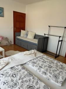 Posteľ alebo postele v izbe v ubytovaní Rege apartman 2