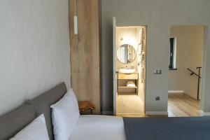 1 dormitorio con 1 cama y baño con lavamanos en Котеджі Лісові Форелі en Yablunytsya