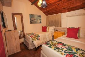Tempat tidur dalam kamar di Pousada da Praia