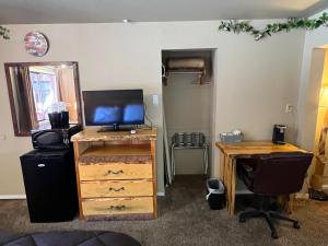 a room with a desk with a computer and a deskicterictericterswersswers at The Trailhead in South Lake Tahoe