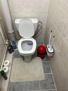 małą łazienkę z toaletą w kabinie w obiekcie Апартаменты в центре города w mieście Aktobe