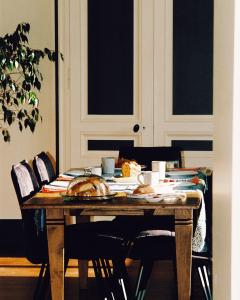 une table avec une plaque de nourriture dans l'établissement CHATEAU D'APREMONT, à Apremont