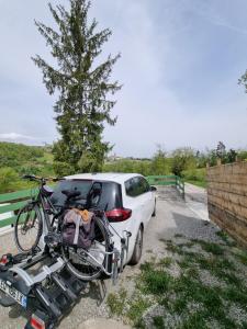 ein Auto mit einem Fahrrad auf der Ladefläche in der Unterkunft La Blache in Saint-Sylvestre + 4 Fotos
