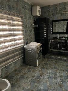 ein Bad mit einem TV in der Ecke eines Zimmers in der Unterkunft Tourista Travel and Tours 
