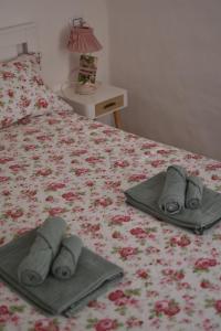 Una cama con dos toallas encima. en Il Girasole, en Iglesias