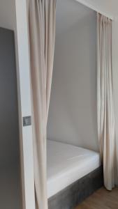 Un pat sau paturi într-o cameră la Apartament ZDRÓJ