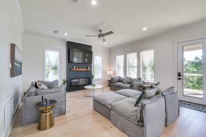 Χώρος καθιστικού στο Coastal Gulf Shores Abode with Private Beach Access!