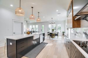 Η κουζίνα ή μικρή κουζίνα στο Coastal Gulf Shores Abode with Private Beach Access!