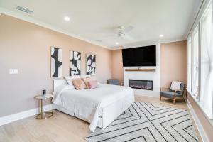 Ένα ή περισσότερα κρεβάτια σε δωμάτιο στο Coastal Gulf Shores Abode with Private Beach Access!