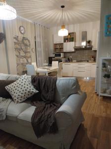 un soggiorno con divano e una cucina di Glamour a Viareggio