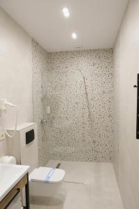 文尼察的住宿－Duboviy Gai Hotel，白色的浴室设有卫生间和淋浴。