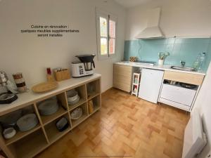 a kitchen with wooden floors and a counter top at Maisonnette 3 couchages idéale randonnées et canyonning ! in Soccia