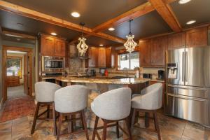 Köök või kööginurk majutusasutuses Alpine View Lodge: Mountain Views, Hot Tub, Dog Friendly