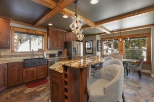 Köök või kööginurk majutusasutuses Alpine View Lodge: Mountain Views, Hot Tub, Dog Friendly +30 fotot