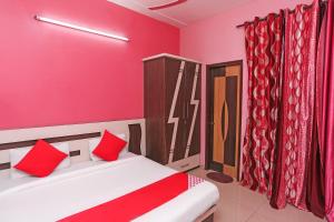 Ein Bett oder Betten in einem Zimmer der Unterkunft Flagship Hotel Owish