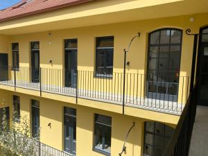 En balkon eller terrasse på HONEST Karlin + 45 billeder