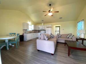 un salon avec un canapé et une table dans l'établissement Horizon Cottage #3, à Rockport