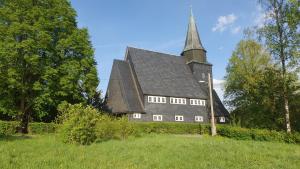una gran iglesia con un campanario en la cima de un campo en Ferienhaus Schneekopf, en Suhl
