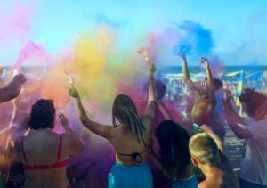 un grupo de personas jugando con polvo de colores en un festival sagrado en Villaggio La Giara, en Vieste