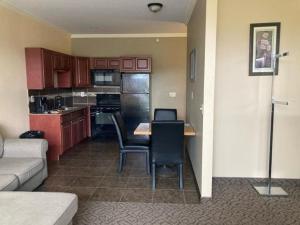 a kitchen with a table and chairs in a room at Williamsport Grandview Hotel in Linden