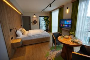 een slaapkamer met een bed, een tafel en een televisie bij Dream house 22 in Istanbul