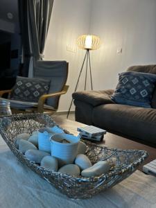un tazón de huevos sobre una mesa en la sala de estar en Villa Phos, en Káthikas