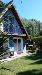 Casa azul y blanca con porche en Cabaña,Chalet Alpino Bosques de Peralta Ramos en Mar del Plata