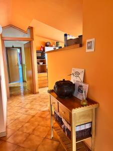 A kitchen or kitchenette at Giustina - appartamento spazioso e tranquillo - parcheggio privato per BICI e auto - su richiesta ammessi animali