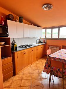 A kitchen or kitchenette at Giustina - appartamento spazioso e tranquillo - parcheggio privato per BICI e auto - su richiesta ammessi animali