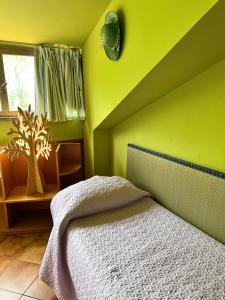 A bed or beds in a room at Giustina - appartamento spazioso e tranquillo - parcheggio privato per BICI e auto - su richiesta ammessi animali