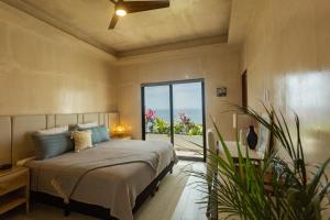 - une chambre avec un lit et une grande fenêtre dans l'établissement Casa Nawalli Puerto Vallarta Boutique Hotel - Adults Only, à Puerto Vallarta