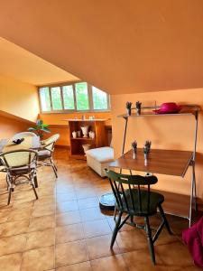 a living room with a table and chairs in a room at Giustina - appartamento spazioso e tranquillo - parcheggio privato - "Amore per i cani" - su richiesta c'è posto anche per loro - in Civita Castellana