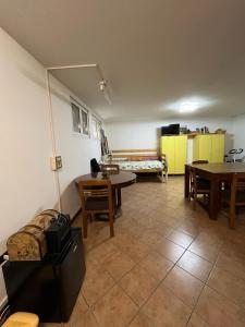 La casa di Mirco F1 في إيمولا: غرفة معيشة مع طاولة وأريكة