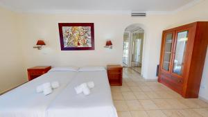 une chambre avec deux lits et un miroir dans l'établissement Greenview Villa by ON Travel, à Oliva