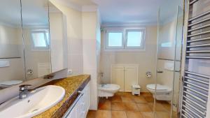 La salle de bains est pourvue de 2 lavabos et de 2 toilettes. dans l'établissement Greenview Villa by ON Travel, à Oliva 15 autres photos