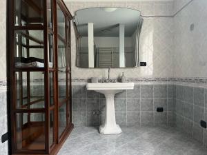uma casa de banho com um lavatório e um espelho em Casa Perin em Vezzano Ligure