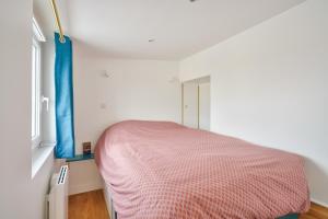 Schlafzimmer mit einem Bett und einem Fenster in der Unterkunft Appartement calme vue Château in Versailles