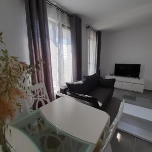 un salon avec une table et un canapé dans l'établissement DELUXE Beach Apartment in Sveti Vlas, à Sveti Vlas