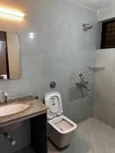 ein Bad mit einem WC und einem Waschbecken in der Unterkunft Pixels Luxury Modern Apartment 5 Min to Palolem Beach in Canacona