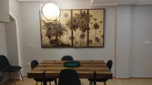 una sala da pranzo con tavolo e sedie in legno di Luz de la Bahía II - Bahía Sur - Cádiz a San Fernando